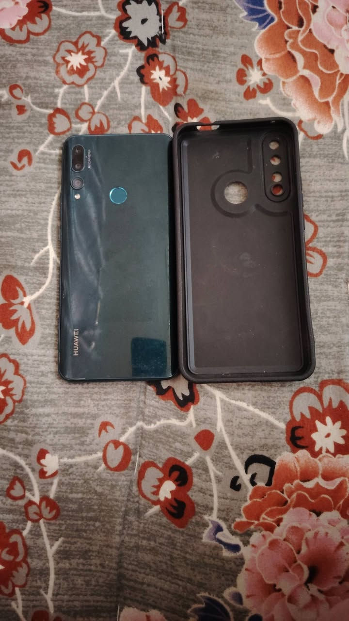 تلفون y9جهاز نضيف فقط بي الكامره الامامي واكفه جهاز وكارتونه وكفر ويا ذاكره ١٢٨ مكاني كربلاء حي عامل شراي هاذا رقمي ***********
