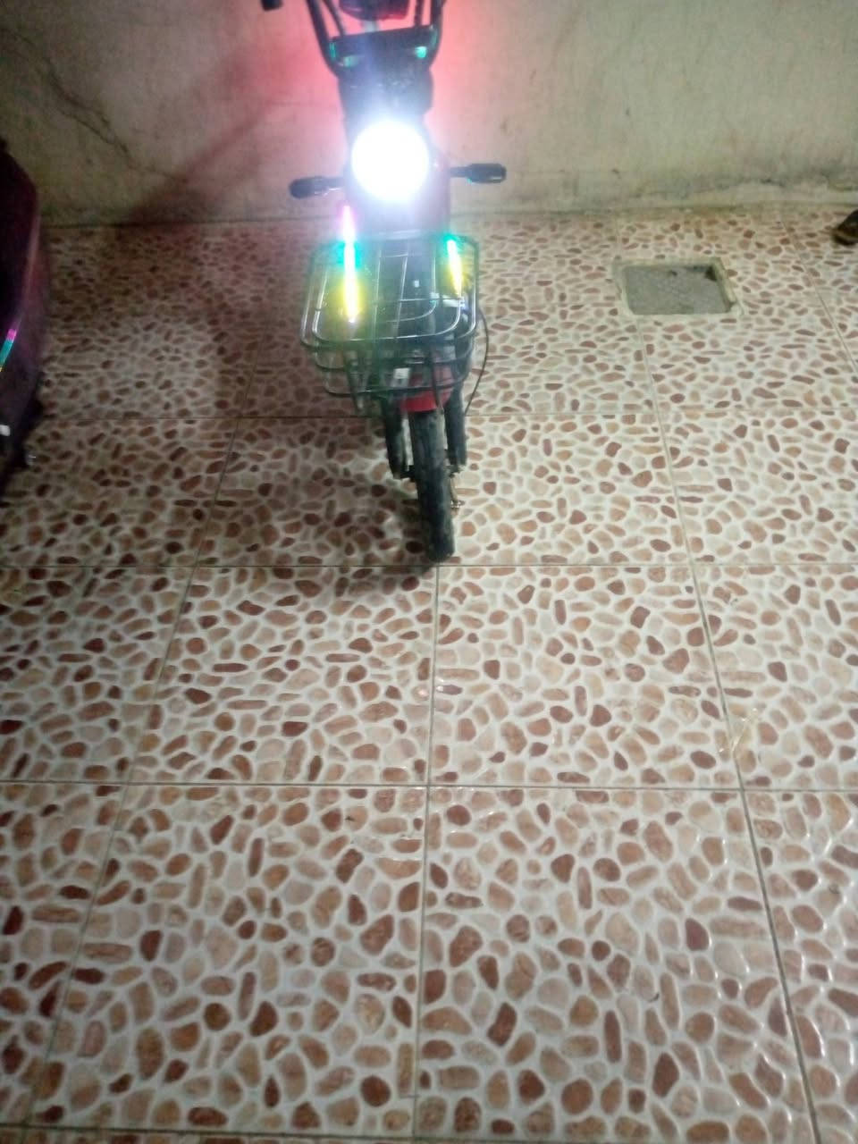 سلام عليكم بايسكل شحن حجم 14 للبيع اي عيب مابي سعر 120 وبي مجال رقم ***********
