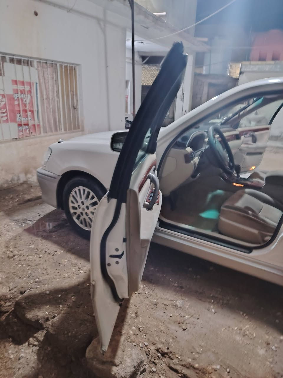 السلام عليكم سيارة كراون جنون للبيع حديدة كصة قماره فقط مكينه ديفور دكمة وحده يعني كشن كهربائي مكينه وكير مكفولة للاتصال *********** السعر ٥٠$
