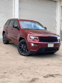ورحمه الله   جيب jeep  الموديل : 2019    الفئه : بلاك توب   رقم بغداد ...