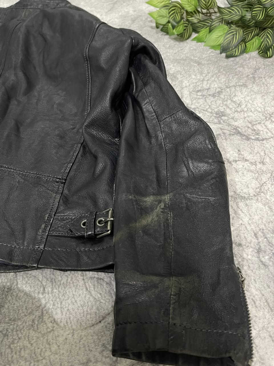 🔥جلد غنم اصلي  💯
🔹سعر ١٥ شامل التوصيل

🔹قياس :XL
🔹لون اسود  كما موضح بالصورة
نظافة : بيه ضرر خفيف كما مبين بالصور

🔹توصيل موجود لكافة المحافظات


**إذا كنت صاحب هذا الإعلان وتريد حذفه لأي سبب، رجاءا أرسل رسالة إلى الدعم الفني**