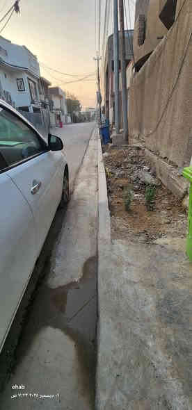 السلام عليكم ورحمة الله وبركاته للبيع بيت حي الجهاد الملحانية قرب حسينية سيد الشهداء (عرصة ) داخل منطقة امان من ناحية  الإزالة حتى يطوب في المستقبل اصل الارض ملجأ ،مساحة ١٠٠متر
كراج ٤م ونص في٥م مع حمام خارجي للضيوف ، مدخلين للبيت  ممر جانبي عرض متر في ٩م ، استقبال ٦م في ٣م 
سقف كونكريت مسلح ، هول داخلي ٥م في ٣م سقف ساندويتش مع سقف ثانوي  مراوح لطش +ساحبة صاروخية
مطبخ ٣م في ٢م ، حمام ٣م في ٢م  داخلي غربي ، مكان للسخان مخفي  ،مكان للغسالة، و للمغسلة ، غرفة نوم كبيره ٥م في ٤م سقف ساندويتش مع سقوف ثانوي انارة وديكور ومروحة ، غرفة نوم ثانيه ٥م في ٣م سقف ساندويتش مع سقوف ثانوية انارة وديكور مروحة لطش  ،  ترك خلفي على عرض البيت ٧م في واحد ونص متر ، ،لايوجد درج للصطح 
البيت كامل من كل النواحي مبني البيت من ٢٠٠٧ ولحد الان 
يعني صارلة ١٧ سنة يعني ينشمل بل تطويب، الخدمات كهرباء ثري فيز وطنية ماء فول للصطح  مجاري طبليط جديد المنطقة هادئة واناس مترتبين مدراس درجة أولى 
قريب على الشارع التجاري ، بعد عن السريع مال حي العامل ٢٠ دقيقة مشي اتصال على الرقم ***********
