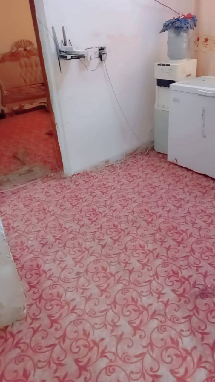 سلام عليكم بيت للبيع مساحه 135 ديوانيه خلف بانزين خانه الشموس يتكون البيت من غرفه وصاله وبراني ومطبخ وصحيات وممر بل مره ع طول البيت والصطح اشتايكر السعر خاص والاستفسار اكثر ***********
