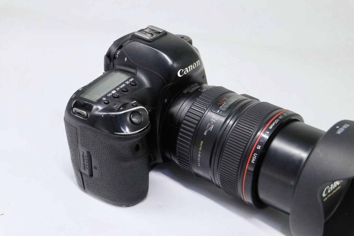 كأمره كانون   (💣 ✨5D Mark 4 📸💣)
مع عدسه 24-105 رنك احمر فول فريم 
نضافه 80/100 كامل ملحقات
1- رام 32✅
2- حقيبه✅
3- حزام كتف✅
4- شاحنه اصليه ✅
5 بطاريه اصليه ✅ 
6- توصاله نقل صور ✅
يوجد توصيل كل العراق 🚚 السعر (⬅️950 الف ➡️) 
 ***********
