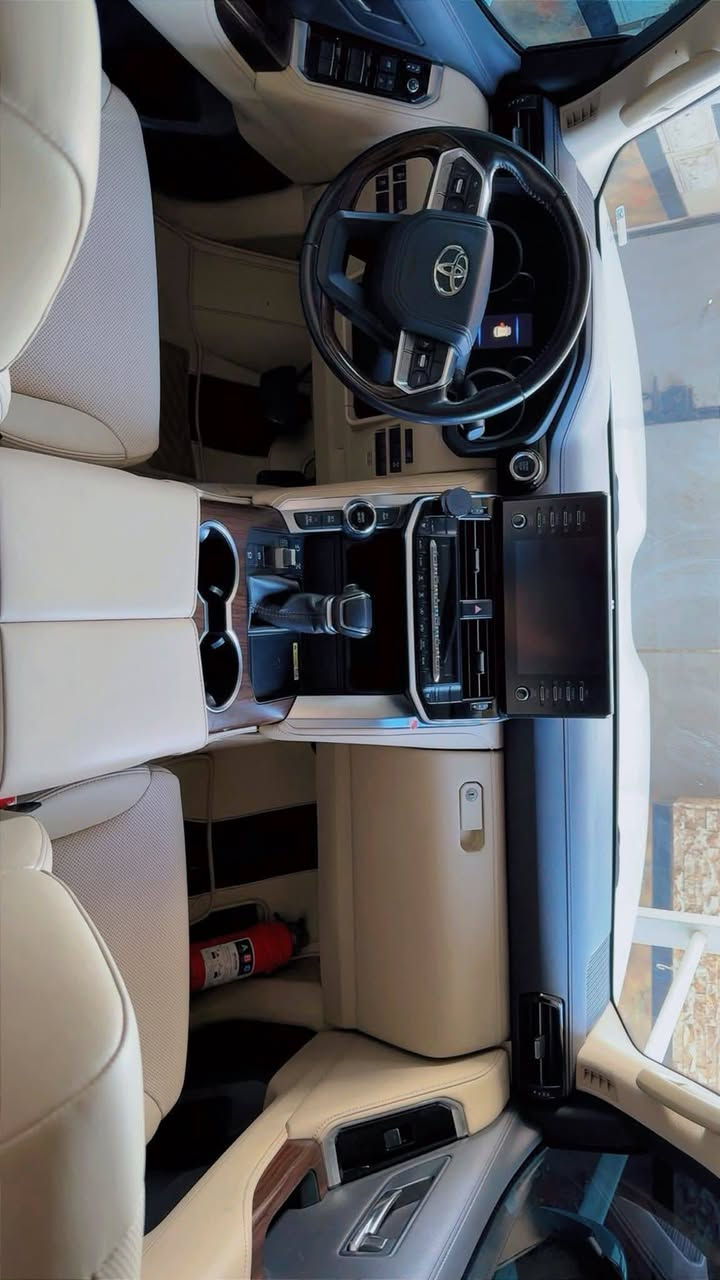 لاندكروزر ساس 2023  بغداد مكفول    ماشيه 30 الف   ***********
