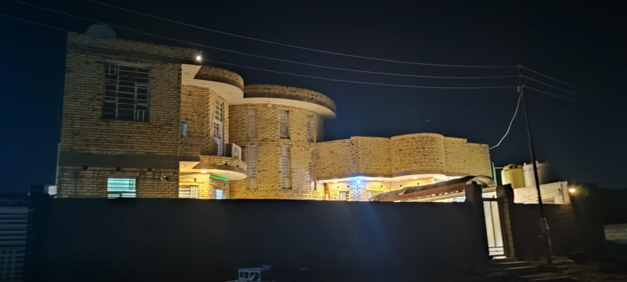 بيت للبيع زراعي  مساحة 450متر طابقين جديد مال عائله جبيره ثلاث غرف وصاله واستقبال وهول حديقه خارجيه وكراج مطبخ حار وبارد مجمع صحيات داخليه و خارجيه الطابق الثاني اربع غرف ومطبخ وصحيات مخزن وبيتونه  عنوانه السبل الثانيه نزلة المدارس  بي وصل ومشمول بلتطويب السعر 160 وبيه مجال شراي  ستفسار ☎️***********
