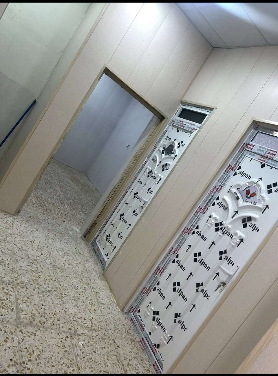 السلام عليكم دار ايجار العطيفيه خلف جامع المعز  طابق ارضي 2 غرف نوم +صاله +مطبخ +صحيات+كراج وحديقه ايجاره 550 الف الاتصال ع ***********
