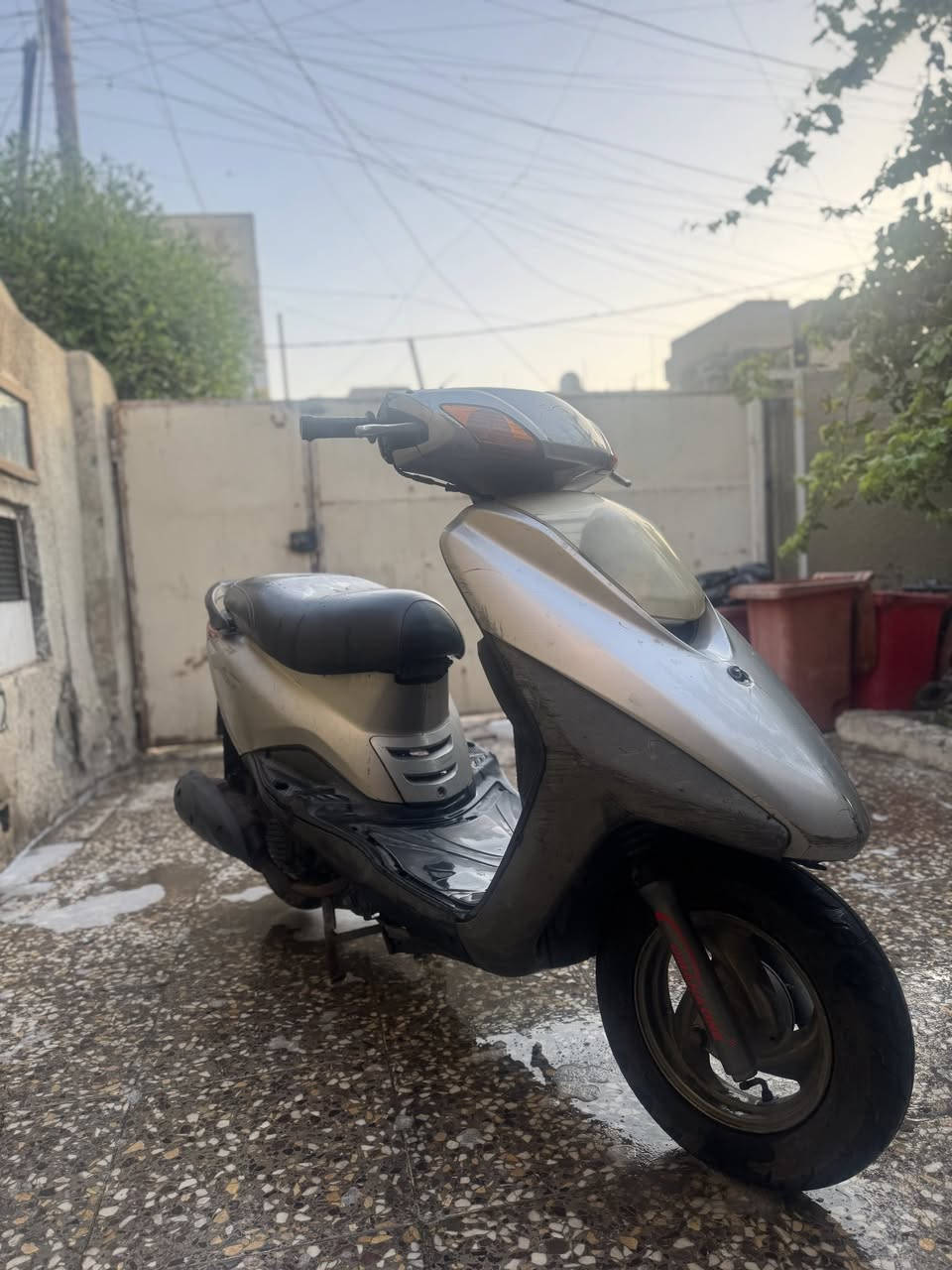 السلام عليكم دراجه ياماها بريز للبيع مكينه كفاله عامه ما مفتوحه بس بيها تبخير كهربائيات كلها شغاله سلف هندر هورن شغال كفرات عليها ختم كلشي بيها بلادي السعر ٤٥٠ وبيها مجال للاستفسار *********** المكان بغداد الدورة حي اسيا📍
