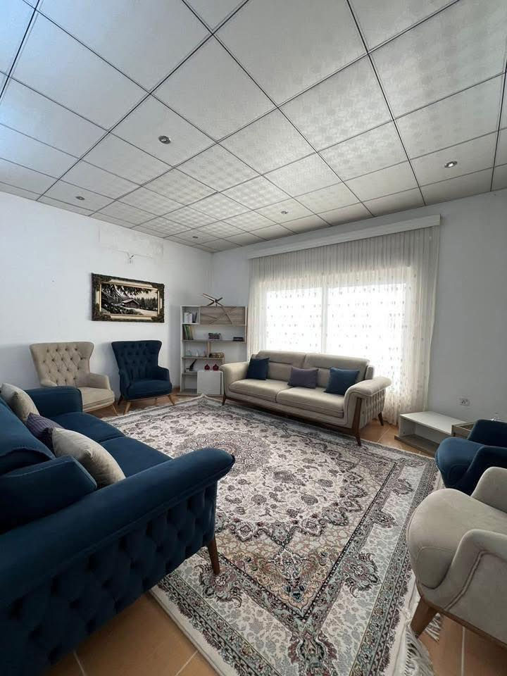 دار للبيع في مجمع لاوان ستي في اربيل
♦️مساحه 200م 
واجها قبله على شارع سايدين
♦️يتكون من 
♦️غرف نوم [4]
♦️مطبخ حارو بارد 
♦️هول |2|
♦️استقبال 
♦️صحيات 
♦️حديقه وكراج
♦️ملاحظة المنزل طابو يتسجل باسم كل من يحمل الجنسية العراقيه 
__________________________________
للاستفسار اكتر الاتصال على الارقام التالية 

***********

***********
