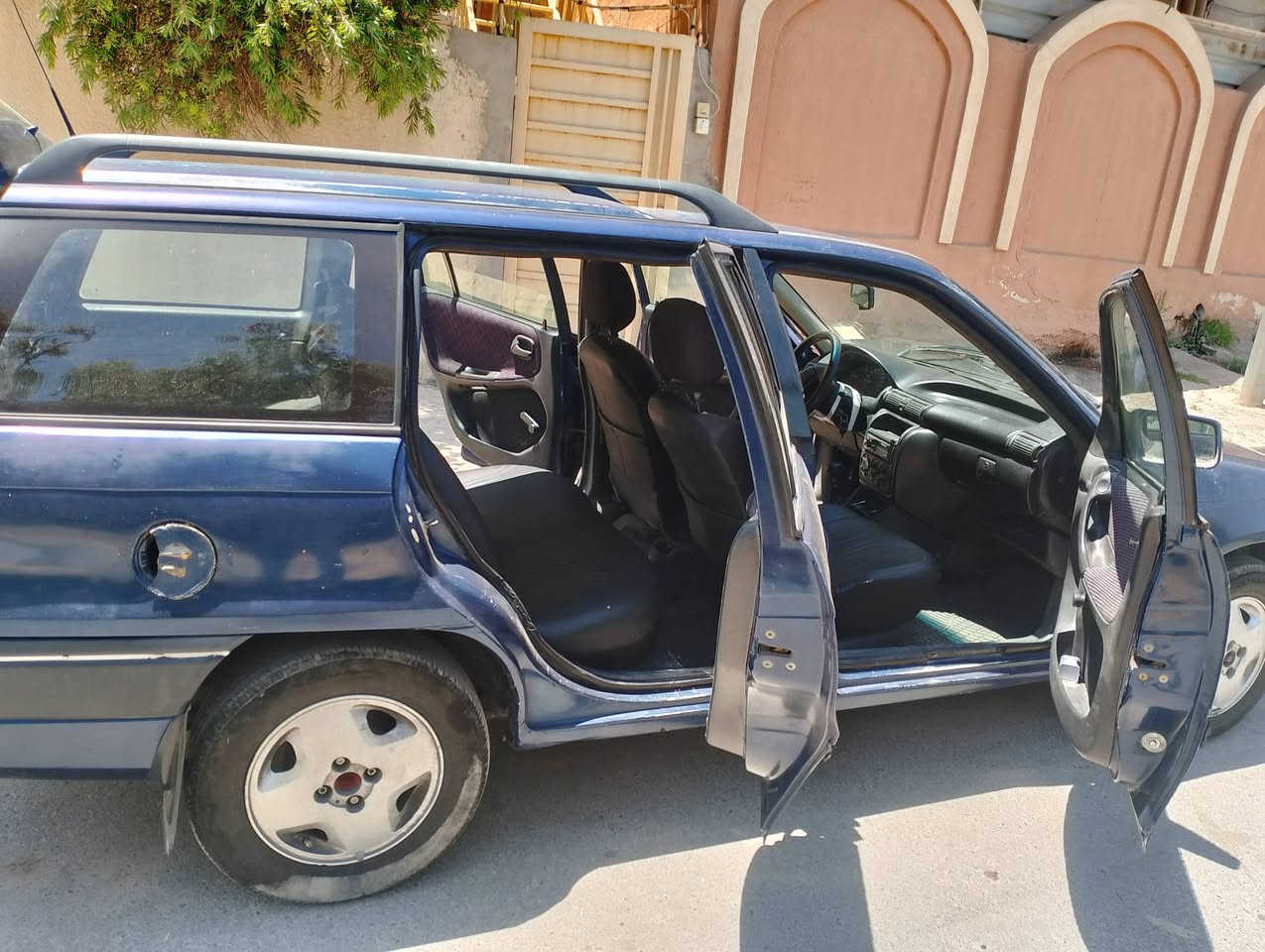 سيارة اوبل استرا الحجم 20 
السيارة رقمها الماني نينوى سنوية صالحة لل2030
سيارة مكفولة مكينة وكير تاخذها شرط وهم تفحصها يمك 
سيارة بأسمي شرط التحويل 
السعر عل خاص مفتوح او عل رقم *********** مكان الايسر قرب الشركة الوطنية جامع الله اكبر
