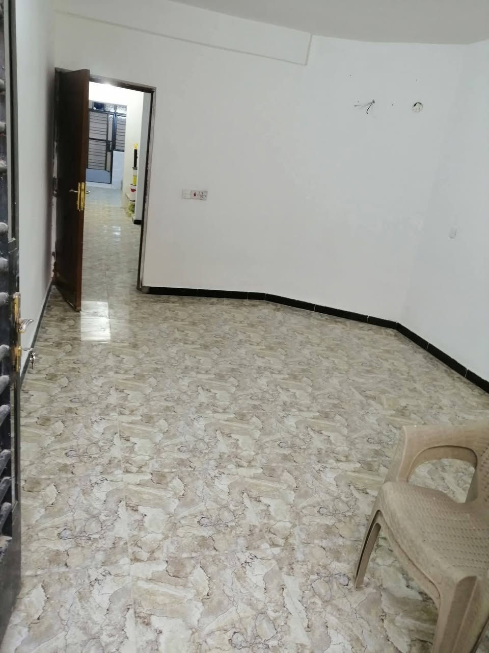 #الدار_للبيع في الدوره الرواد حي الزهراء (مقابيل بانزين خانه الغفران)
البيت طابو صرف بيت بناء لسنه 2024
يحتوي البيت ع مدخلين.
طابق ونص 
مساحته ٨٨متر واجهة 4.ونص نزال 20
3نوم واستقبال ومطبخ مجمع صحيات
السعر 160
وقابل للتفاوض الاستفسار أكثر *********** واتصال او واتساب َمكتب الشمري للوساطة العقاريه
