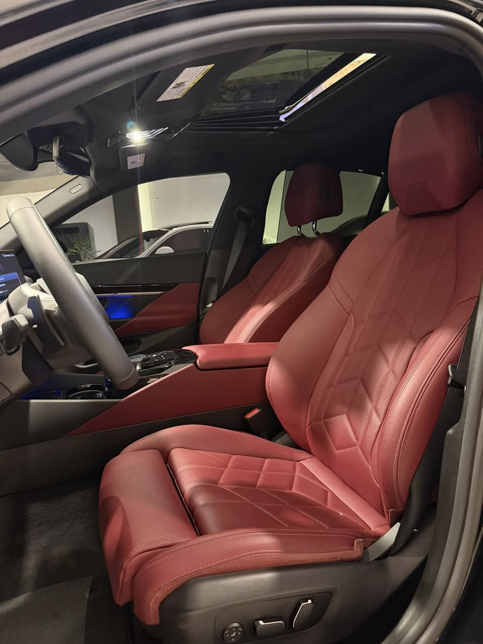 سعر جدا مناسب 🔥🔥🔥
السلام عليكم
للبيع فقط BMW 530i 
موديل 2025 ماشية 17 الف داخل احمر بلادي🎁
السياره مواصفات ( فتحة وكامرا وبردات ورادارات وحساسات وكشنات جلد تدفئه وتبريد وخزن وكهرباء وصندوك كهرباء وشباك لد بلادي و7 مودات وتحكمات قياده وانارة داخليه لد وبعد هواية مواصفات 
🚨السياره بدون صبغ او تبديل فقط تعديل بارد بين الجاملغ والباب بدون دواخل او ايرباك ورقم الشاصي بالصور 
🚨گير ومكينه وخللات كلها بشرط والسياره جديده كلش

السعر : 465$ ورقه 
للاستفسار: *********** كاوه جمال 
العنوان : السليمانية المعارض الجديده معرض(الجاف)
معرض رقم (28)
