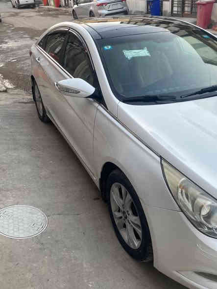 السلام عليكم 
🚗 للبيع – هيونداي سوناتا 2011 خليجي / فول مواصفات 🚗
✨ رقم بغداد – باسمي مباشرة
✨ سنوية جديدة لغاية 2030
✨ هزة جديدة
✨ السيارة مدامة إدامة كاملة

📌 المواصفات:
 • فول مواصفات خليجي
 • تبريد قطعتين 
 • فتحة سقف 
 • حساسات خلفية
 • مثبت سرعة
 • مقاعد مريحة مع تحكم كهربائي 
 • محرك 2400 دوش اقتصادي ونظيف
 • كير / محرك / شاصي بحالة ممتازة
 • إطارات جيدة
 • الداخلية نظيفة جداً
 • جاهزة للسفر
        السونار مرفق بالمنشور 

💡 ملحوظة: السيارة مدامة بإدامة كاملة ومهتم بيها من كل النواحي، ما تحتاج أي شيء.

المكان: بغداد الدورة 

📞 للاستفسار والتواصل:***********
