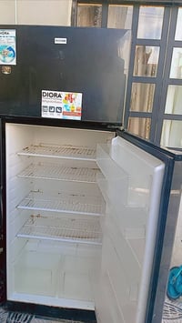 ثلاجة • نظيفه • باب يعوز استيكه