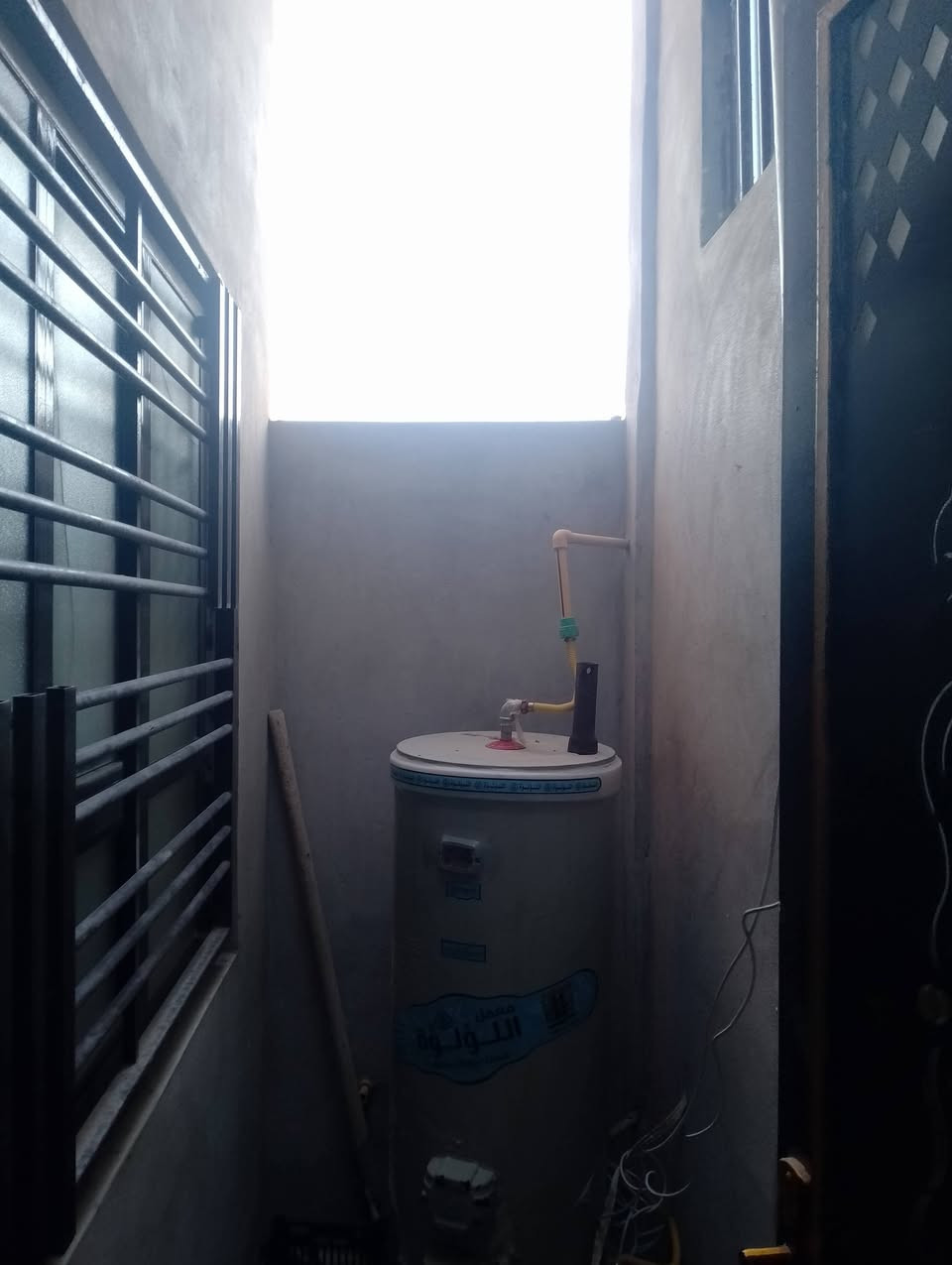 السلام عليكم الدار للبيع قرب جامع النجماوي قرفتين وهول واستقبال ومشتملات البيت كامل المساحة 120متر بي وصل بلديه السعر 50 بي مجال للاستفسار ***********
