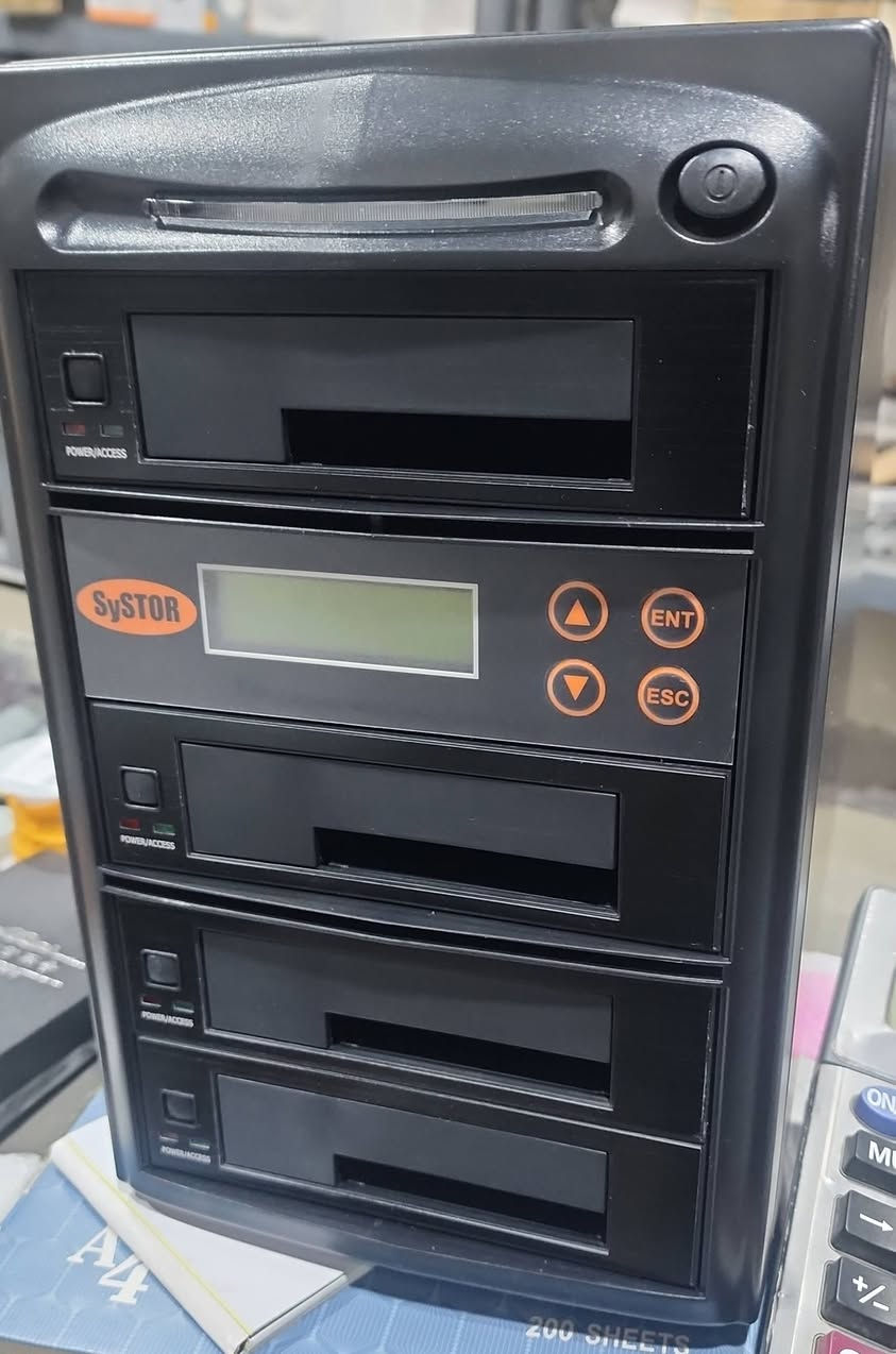 للبيع: ناسخ هاردات (Duplicator) احترافي ماركة SySTOR الأمريكية
​الموديل: SYS03HDD-DP.
​ينسخ 3 هاردات بوقت واحد من المصدر مباشرة بدون حاجة لحاسبة.
​السرعة: تصل إلى 150MB/s (سرعة حقيقية وثابتة لكل المنافذ).
​يدعم فحص الهاردات ومسح البيانات بشكل نهائي.
​السعر: 450,000 الف دينار


**إذا كنت صاحب هذا الإعلان وتريد حذفه لأي سبب، رجاءا أرسل رسالة إلى الدعم الفني**