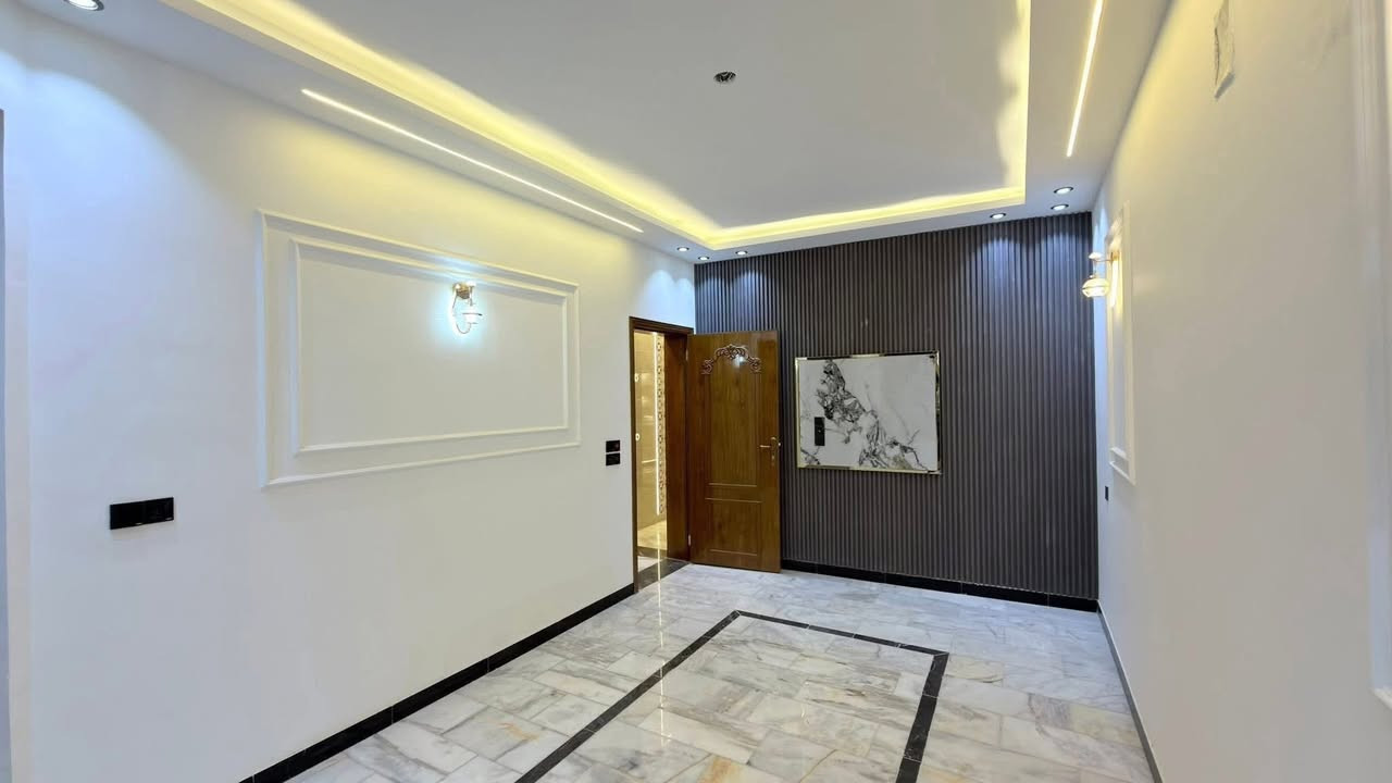 خلف الحديقه النموذجيه

دار للبيع مساحه 100 متر 

حي الجهاد الامانه خلف شارع العام مباشر 

بناء حديث غير مسكون 

مدخلين صاله مطبخ منور حمام 🛁 

وغرفه نوم جوه 

الطابق الثاني 

غرفتين نوم 🛌 مع حمام للاستفسار 

***********
