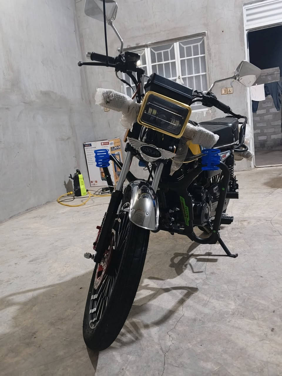 السلام عليكم
دراجه سيفان سونك للبيع
موديل 24شكل25بعده بل جيس
مامطخوخ اسبانه 
كهربائيات كلها شغاله شرط 
شلعه ومعدل 
المكان العلم 
***********
***********
