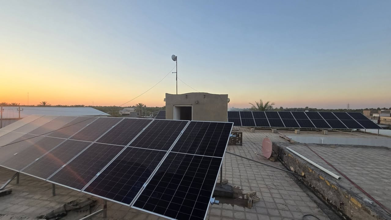 تم تنصيب منظومة 50 امبير نهاري - 40 امبير ليلي
مكونات المنظومة:
● الواح لونجي X10 - 645W عدد 24
    ضمان 10 سنة استبدال
● بطاريات فامي 15KW  عدد 3
    ضمان 5 سنه استبدال
●  انفيرتر كوسبور 12KW عدد 2
    ضمان 3 سنه استبدال
●  حديد ثقيل مغلون مقاوم للصدا 
● بورد حماية متكامل جوازات وقواطع وفيوزات حماية من افضل الماركات المتوفرة
● بورد اس بي دي مع تاريض للحماية من الصواعق 
وكذلك تفريغ الشحنات الناتجه عن الحث للحماية من الصعق 
● جهاز موتورايز عدد 2 لتقسيم الاحمال وعزل خط البارد الوطني عن خط البارد للمنظومه 
منظومة كاملة متكاملة بادق التفاصيل 

سارع لحجز منظومتك وريح بالك من عطلات ودوخة المولد 
 
تواصل الان
***********
***********

#شركة سنلايت للطاقة الشمسية Sunlight - فرع بابل 
#تجيبلك_راحتك_لباب_بيتك

العنوان/ بابل - الحلة - شارع السياحي - الحصين
