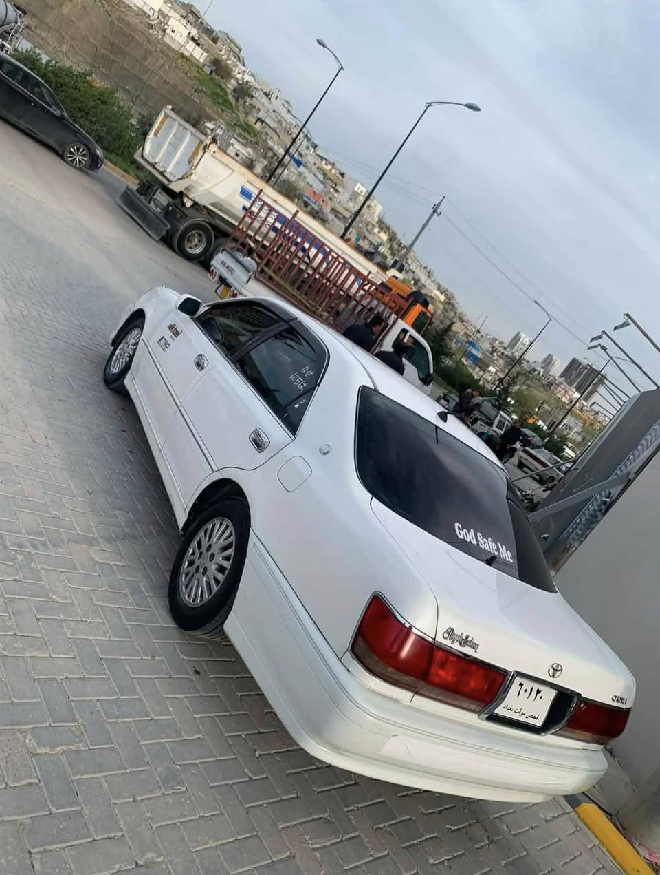 مەلیکە بڕاوە بۆ فرۆشتن
***********
