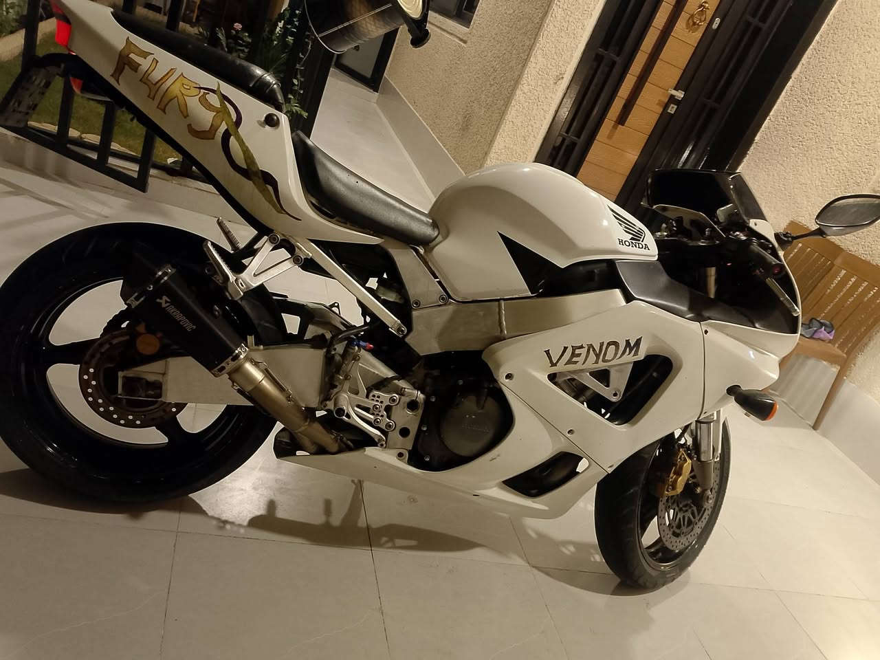 Cb1000rrللبيع
دراجه نظيفه وشلعتها حلوه وكفراتها نظافه 80بالميه محرك مفتوح وكهربائيات كلها شغاله بس الأشاير ميشتغلن لايت عالي ناصي بگ لايت شغال كزوز رياضي akrapovic
سعرها 17 ورقه وبيه مجال بسيط مكاني كوت 
***********
