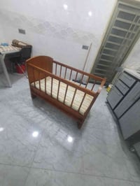 تخت طفل للبيع نضيف جدا السعر 50 للتواصل 07512062867