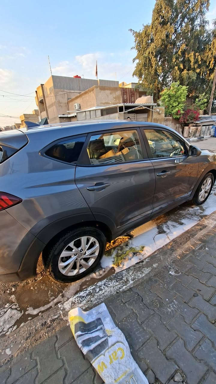 تفاصيل السياره بمقطع فديو مرفق بالمنشور + السونار 
هيونداي توسان 2019 وارد امريكي

جديده جدا
حادث جاملغ الايمن كد شبر راجع بارد يعني السياره كلين 
بدون دواخل، بجم كبس، بدون ايرباك، بدون بارد
تبريد ثلج
فول تحكمات ستيرن
شاشه وكامره
هندبريك دكمه 
اوتو هولد 
تحديد مسار 
انظمة قياده
محرك 2000 GDI
ماشيه 77 الف
سياره جاهزه للاخير
تحويل ثاني يوم
غرفتها جديده بلاديه

مكان السياره الحسينيه 
سعره السياره ١٧٥ 
للتواصل ***********
