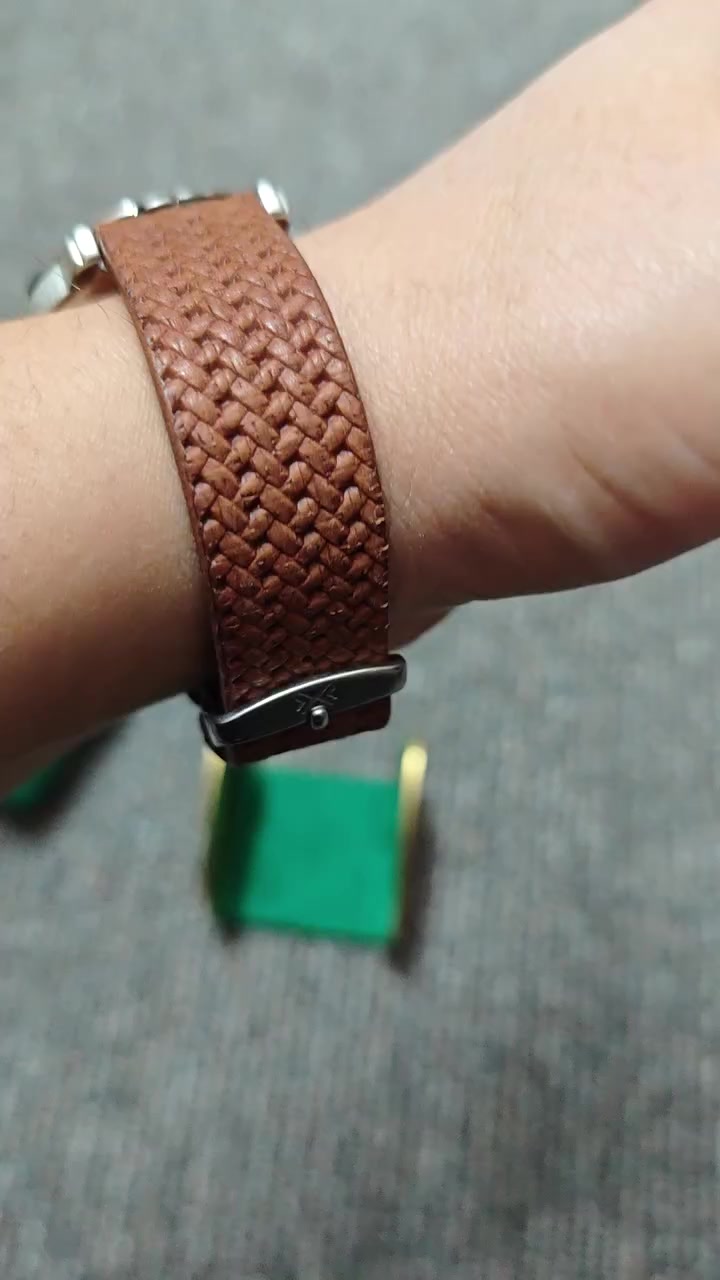 سلام علیکم. 
ساعە سکاجین دانیمارکی اصلی للبیع. مكینه یابانی باتری. سنتر یومی و اسبوعی و 24 ساعە. ستنلس ستیل. ارقام و امیال مضیئه. تصمیم باندا رائعه جدا. رینک دوار. قطر 40. نضیف و شغال مضبوط. سعر. 40 الف.


**إذا كنت صاحب هذا الإعلان وتريد حذفه لأي سبب، رجاءا أرسل رسالة إلى الدعم الفني**