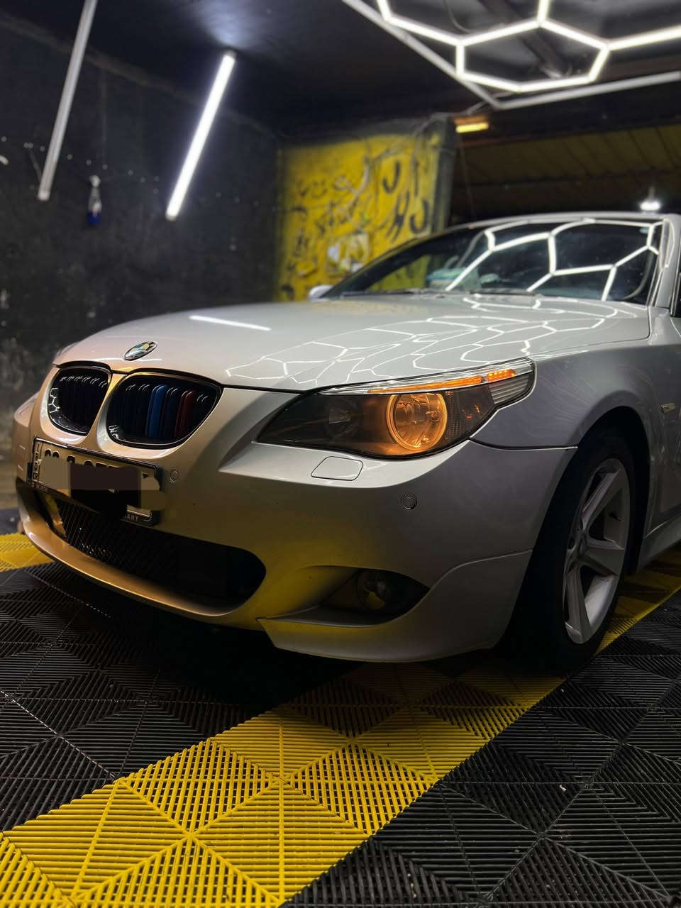 السلام عليكم
للبيع BMWميماتي 
موديل 2003
حجم 530
حداديه جديده 
كير مكينه مكفولات 
تخم تاير 
باتري جديد 
دبل كزوز 
دعاميات M
غرفه Mعدا الدركه 
حساسات 
تبريد ثلج 
السياره مابيها نقص 
مكانها نجف  سعرها ١١٢  وبيها مجال كلش قليل   لاستفسار ***********
