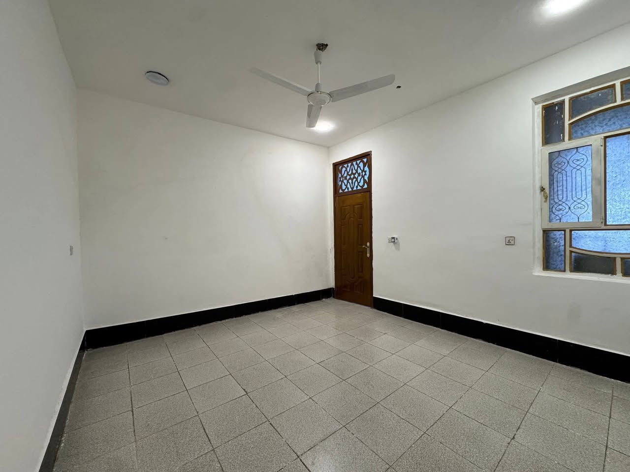 🔴مشتمل للأيجار   المساحه 100 متر
📍العنوان حله الورديه خلف مستشفى الكفيل 

البيت يحتوي على 3 غرف نوم ومجمعين صحيات ومطبخ واستقبال 

البيت جديد وحديث ونضيف 

⚡️البيت يحتوي على (طاقه شمسيه)وكاونتر وسخان

السعر 425 الف شامل اجور الكهرباء والماء 
اكثر ستفسار تصال بل رقم

***********
