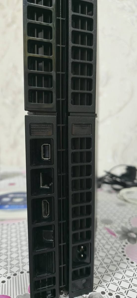 بلي 4 فات كامل ملحقاته مع جوستك 2 وحدة تجاري وحدة  اصلي و 3 اقراص كدامك + حساب داخل الجهاز لوك ستيكر ما مفتوح نظافه 95%اخر تحديث الجهاز وتكدر ترجع نظامه وتهكره سعره  250 وبيه مجال  وتساب : ***********
