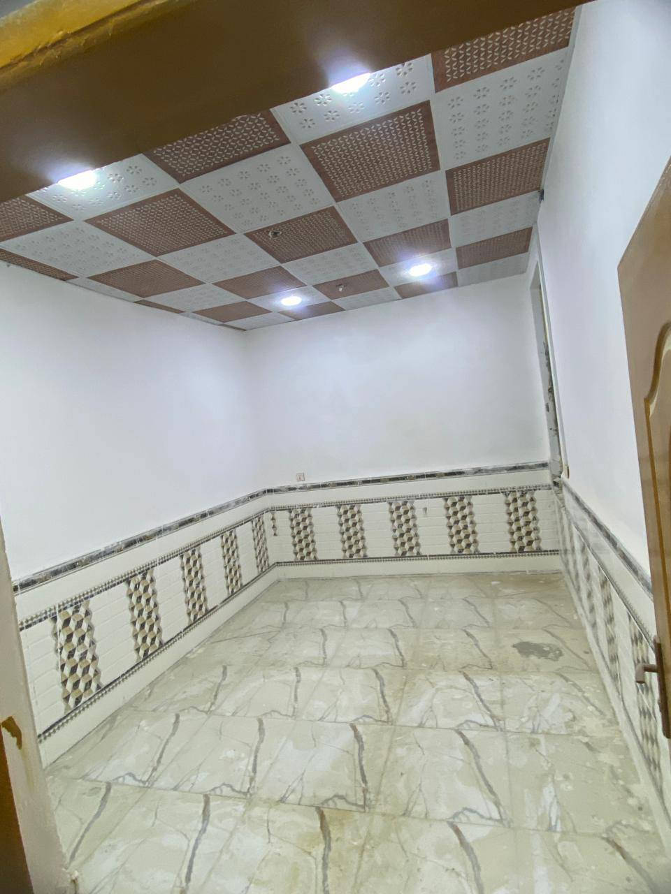 بيت للبيع المساحه 80 متر طابو زراعي جهه المطحنه عمود 321 وتدخل بالشارع قريبه على جامع فاطمه الزهراء تبليط وماء وكهرباء مدارس بناء درجه اولى استقبال صحيات خارجيه ومطبخ وغرفه داخليه وصحيات وحمام داخليه وسطح.سعر 36 وبمجال  الاستفسار على هذا الرقم ***********
