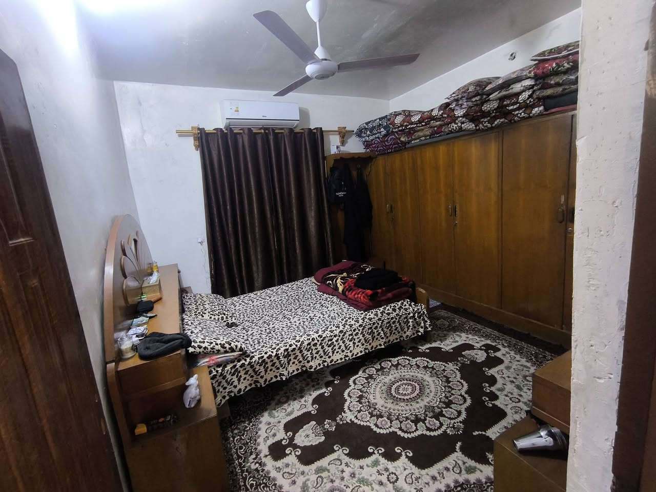 السلام عليكم بيت للبيع المساحه 100م بناء بلوك سقف عماده العنوان شارع المدرسه الدينيه قرب العماره الخشب السعر المطلوب50بي مجال تفاصيل اكثر اتصل ***********
