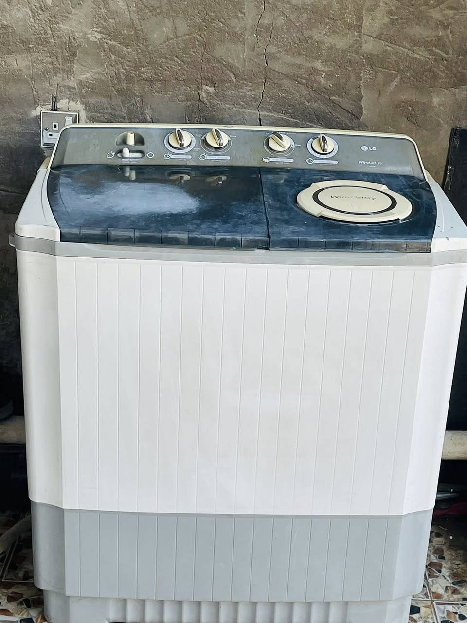 سلام عليكم عندي غساله للبيع نضيفه حيل حجم 20 كيلو  تغسل بطانيات أريده ١٠٠  الف وتخبل بلغسل وتنشيف وع الفحص تاخدوه اي خلل بيها ترجع مكاني المحموديه حي العسكري ***********
