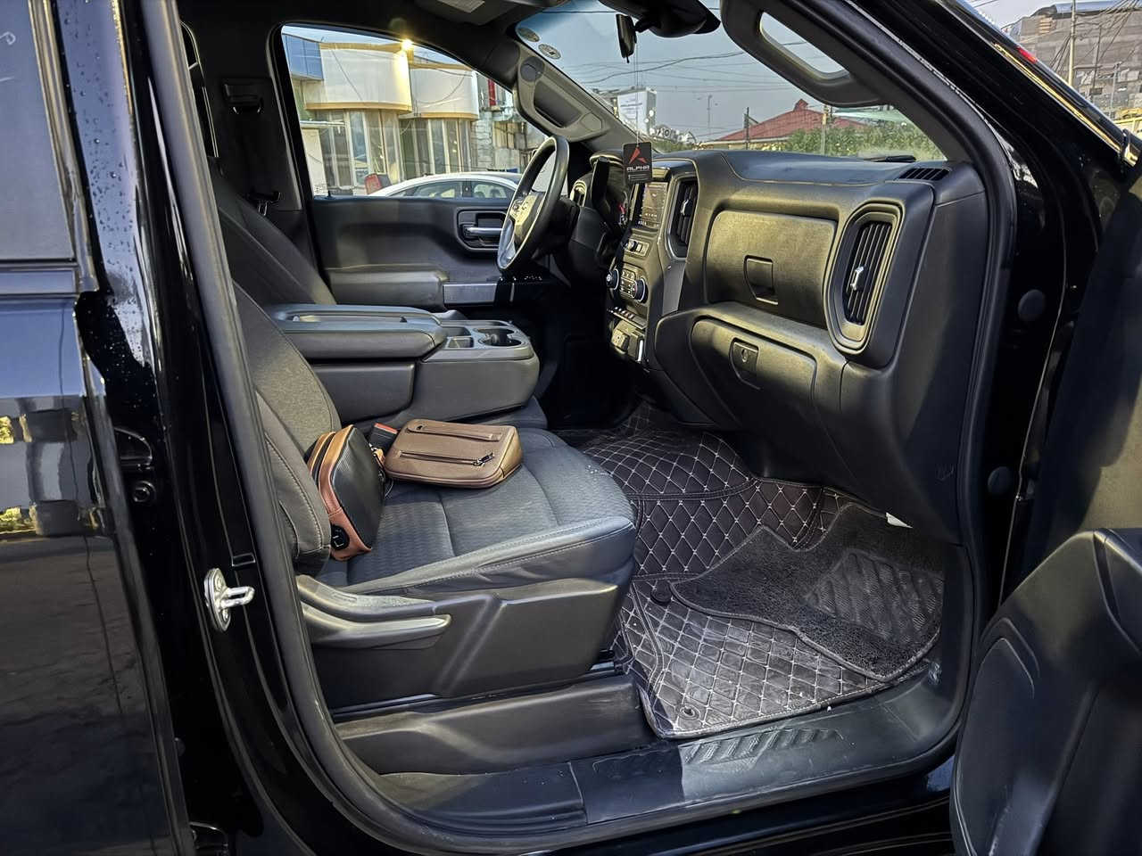 شوفر سلفادور 2023‬
وارد امريكي 
موصفات LT 
ماشية 28000 ميل 
كير تعليق 9 نمر 
ويل 22
شاشة كامرة خلفية
تشغيل عن بعد 
باب بدي كهربائي 
قيادة ذاتية
تبريد قطعتين 
شاشة كاربلي 
لايت زينون 
باب طويل بدي قصير 
كير+مكينه مكفولات 
 الحادث جاملغ وبنيد وجاملغ خلفي سونار موجود
السعر 24800 

الرقم ***********
