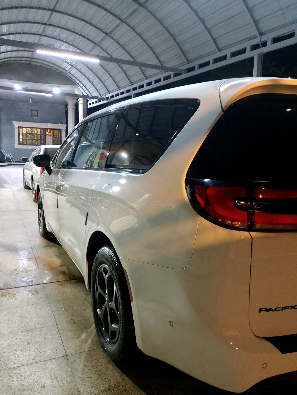 كرايسلر باسفيكا 2024 CHRYSLER PACIFICA HYBRID ✅ 

ثلاث أنظمة - هايبرد - بانزين - بلك ان هايبرد .

موديل 2024 ✅
 
#مواصفات تورنك L فول تجي عدا الفتحة :

1- بصمة تشغيل وابواب بصمة 5

2- هاند بريك بصمة كهربائي

3- محرك 6 سلندر 3600 هايبرد وبانزين بلك ان

4- هيترات بالكشنات

5- رادر امامي وجانبي 

6- بيبان كهرباء ( تحكم ريمونت ) وبصمة أبواب 

7- صندوق كهرباء شفط بصمة 

8- رادار امامي خلفي بريك ذاتي توقف مانع تصادم

9- كشنات جلد VIP منفصل 7 راكب

10- مانع انزلاق 

 11- كشن خزن ميموري حركات 2

12- لايت لد الشكل الجديد 

13- تنبيه الخروج عن المسار 

14- تبريد مركزي ثلاثة قطع منفصل

15- تدفئه كراسي وستيرن تدفئة

16- تحكم استيرن فول 

17- اشاير بالمري وهيترات بالمري

18- تشغيل عن بعد 

19- كير ماوس 

20- مثبت سرعة 

21- منافذ USB و TiBC متعددة خلفية وامامية

22- حاكيات متعددة

السعر 275 ورقه

السياره مكفوله