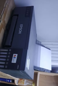 طابعة ابسون l8050 مستخدمة شي بسيط بيها حبر حراري سعرها ٣٧٠  رقم الهاتف...