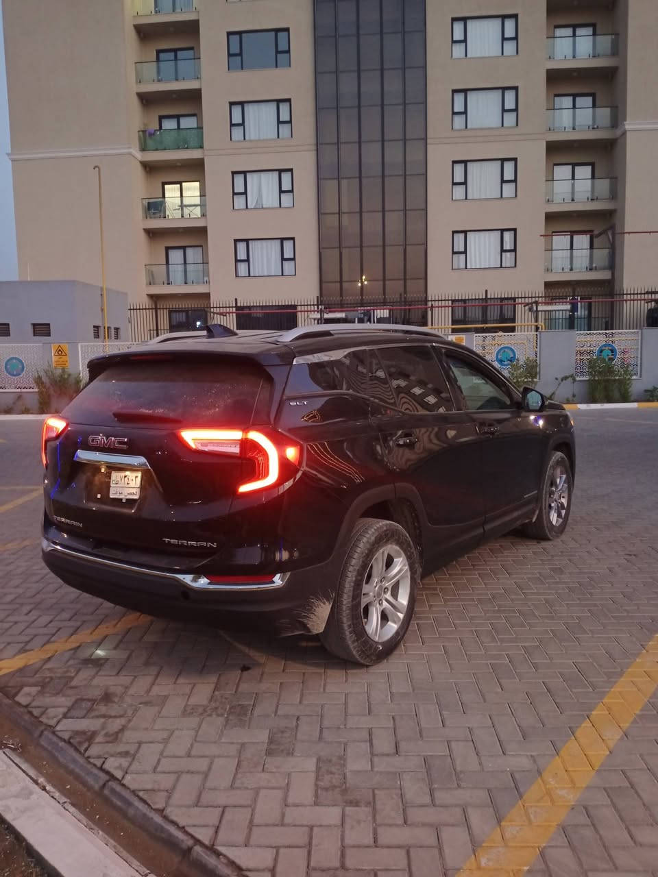 السلام عليكم جمسي تيران 2024SLT مكينه 1500توربو فول عده فتحه كشنات جلد تدفعه بصمه ابواب4 تشغيل بصمه السياره دخلتها على أيدي بيها باب السائق مصبوغ جاملغ مبدل ومصبوغ نص القماره صار بيها صبغ فقط كير مكينه بل شرط رقم بغداد البارحه رقمتها مكاني بغداد حي الجهاد *********** سعر 198بيها مجال
