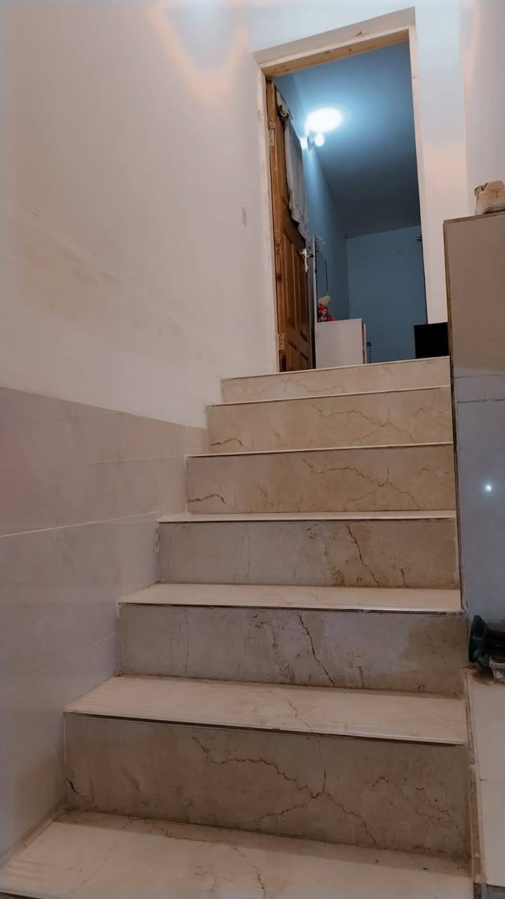 سلام عليكم دار للبيع الشعب الصحه مساحه 80  طابقين استقبال وخدمات و3غرف نوم للاستفسار. *********** توضيح
البيت معزول يعني مشتملات 2 
السعر 120 بي مجال
