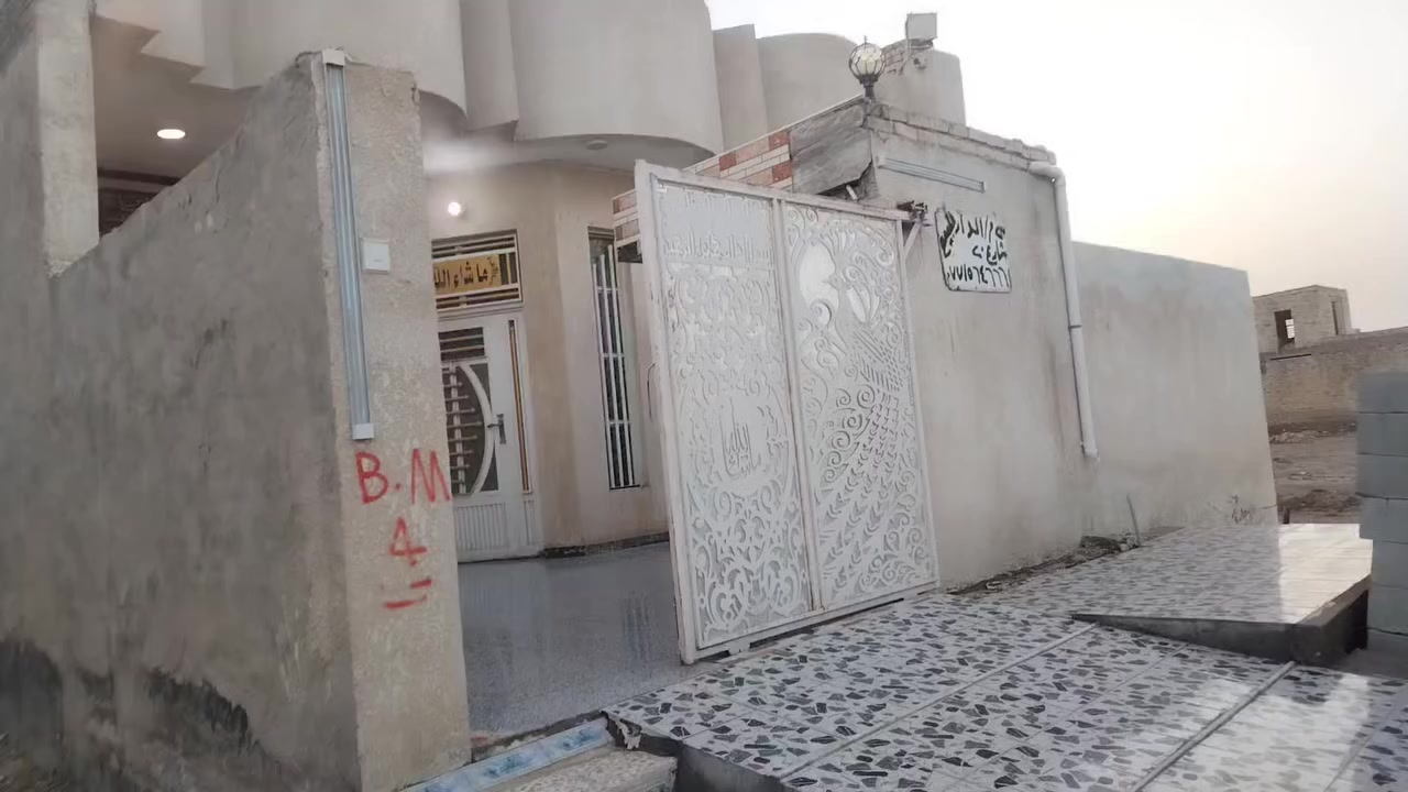 بيت للبيع مساحه 200م بناء 2023بيت جاهز كل نقص مابي قاط ونص يحتوي على استقبال +صاله+مطبخ+استقبال+غرفتين نوم+ثنين مناور+صحيات داخليه وخارجيه +القاط الثاني صاله وغرفتين بس هيكل منطقه حي الجزائر مقاطعه 5 مقابيل المطار البيت عله شارع 20شارع تجاري خدمات ماء وكهرباء فقط التبليط ولمجاري بعدهن الشوارع مفروشه سبيس ومكصوصه  للستفسار *********** رقم صاحب الدار ***********
