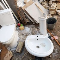 بغداد حي الجامعة • باب حديد • أدوات حمام