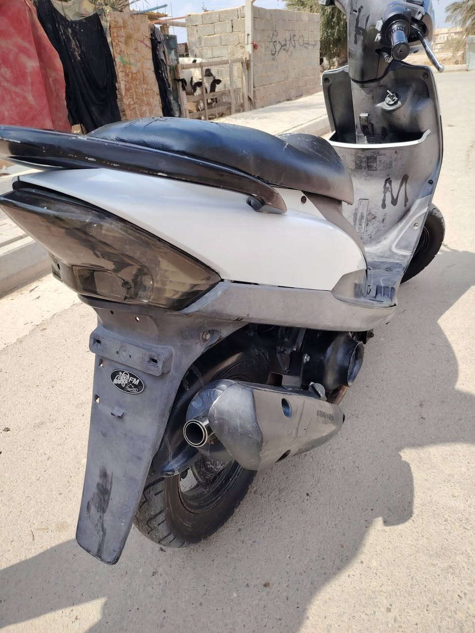 سلام عليكم دراجه ماكس للبيع مكينه ما مفتوح بلاديه ٤٩  نكره سلف كفرات اصليات كابريتر اصليه  تايرات جدد سعر ٦٠٠ بيه مجال للطيبين مكاني كوت السفحه رقم ***********
