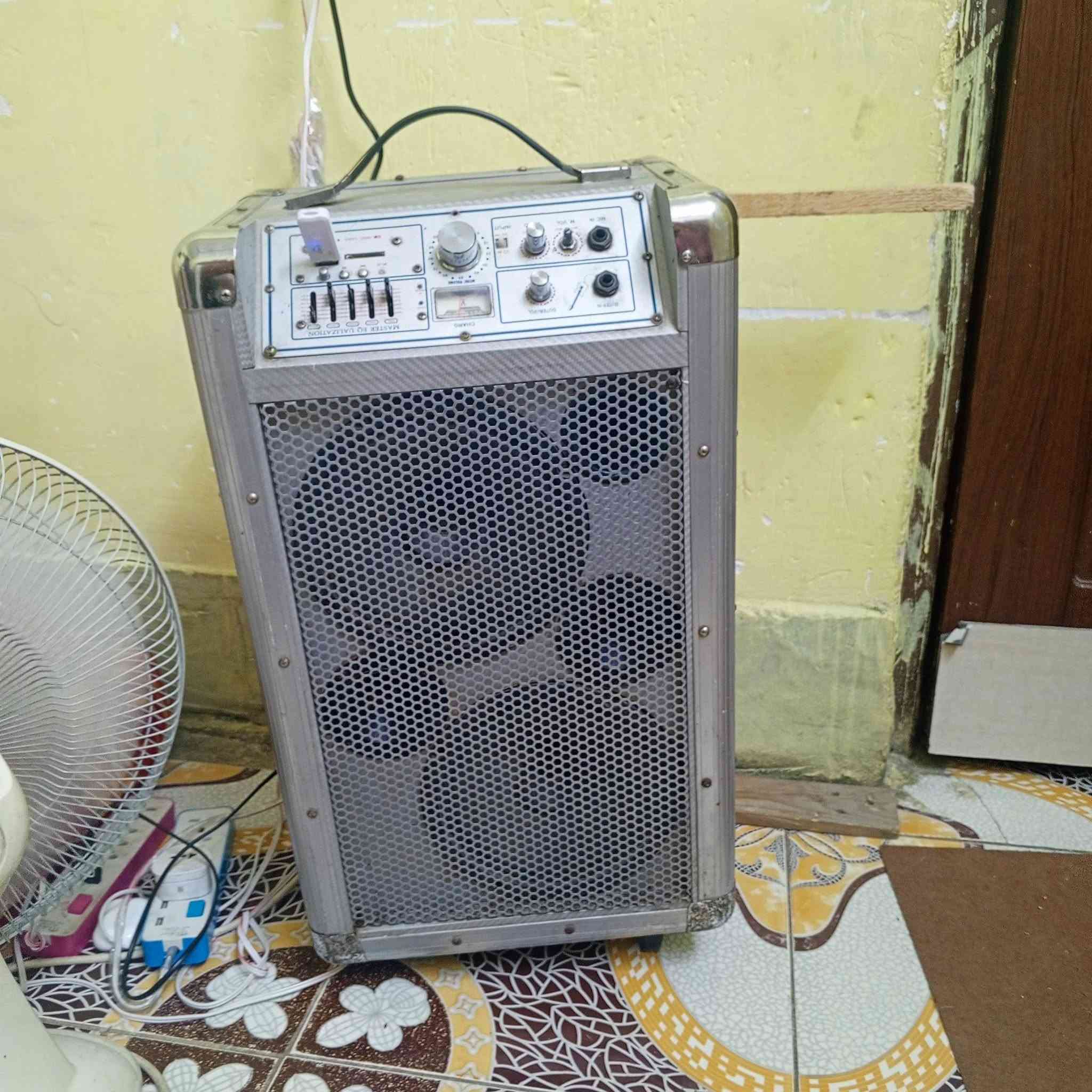 سلام عليكم  سماعه شغاله شرط الفحص بسه وشه بس خفيفه وما مثره سعره 30وبيه مجال
***********

