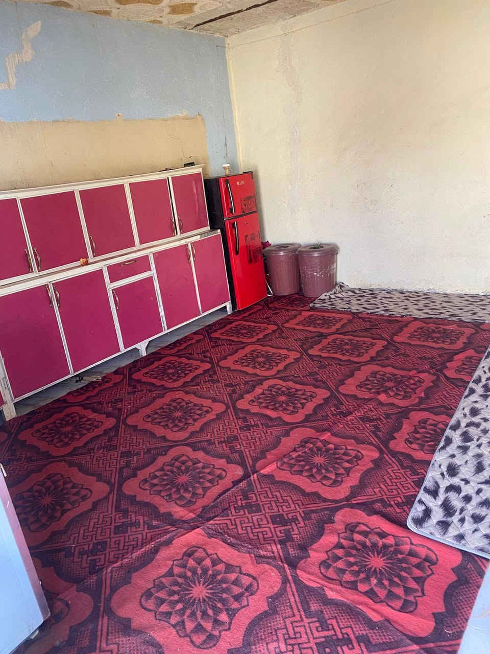 دار للبيع حي سكينه مساحه 240  
يتكون من غرفتين نوم صاله استقبال ومطبخ وترك البيت عكاده سقف ثانوي البيت 
للاتصال ***********
