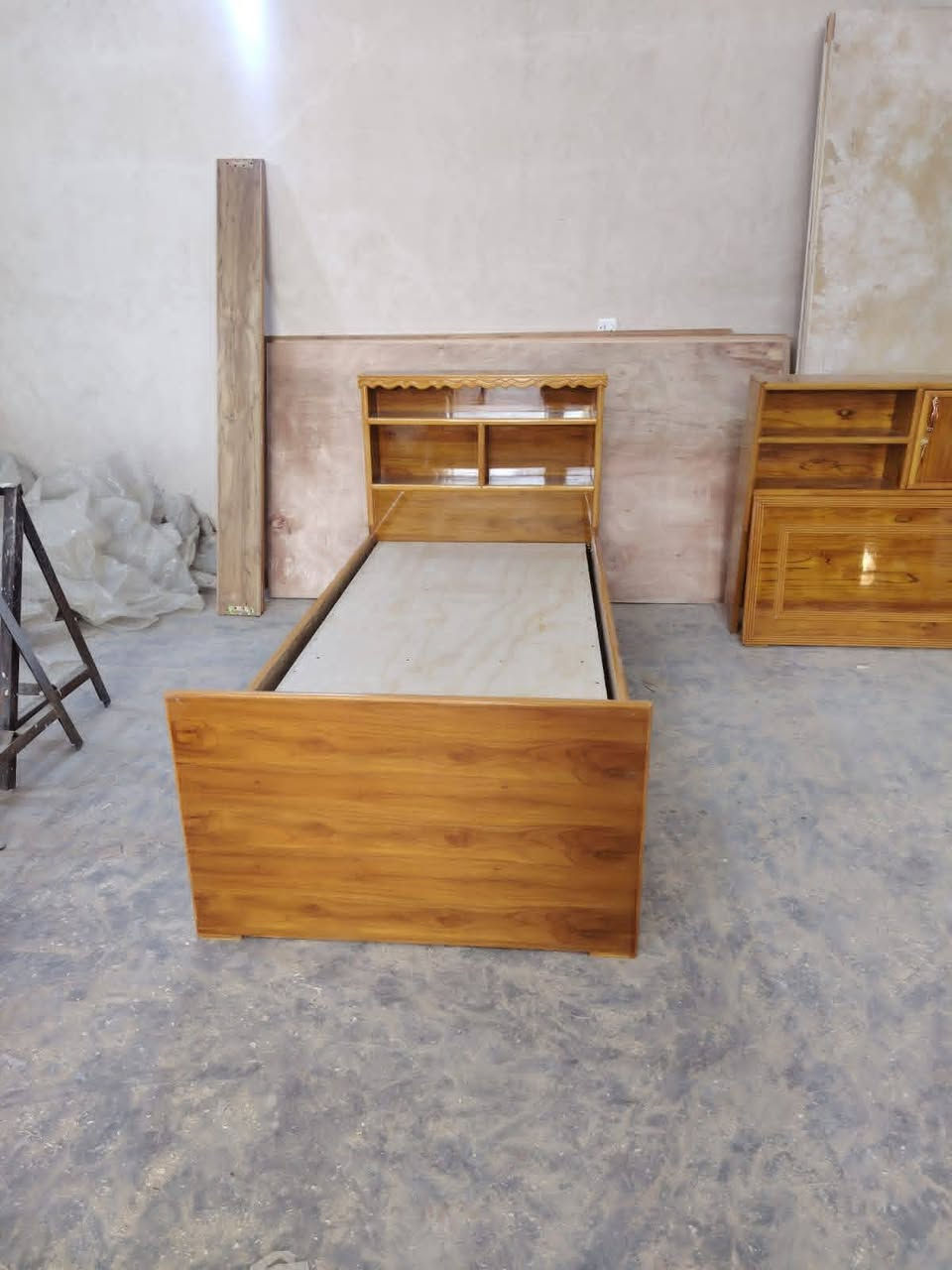 بسم الله الرحمن الرحيم
نجارة ابو نور العبيدي للاثاث الحديث حطاطة 
الرمادي كورنيش الحوز قرب مدرسة جنيد البغدادي 
هاتف *********** واتساب 
ومن الله التوفيق
