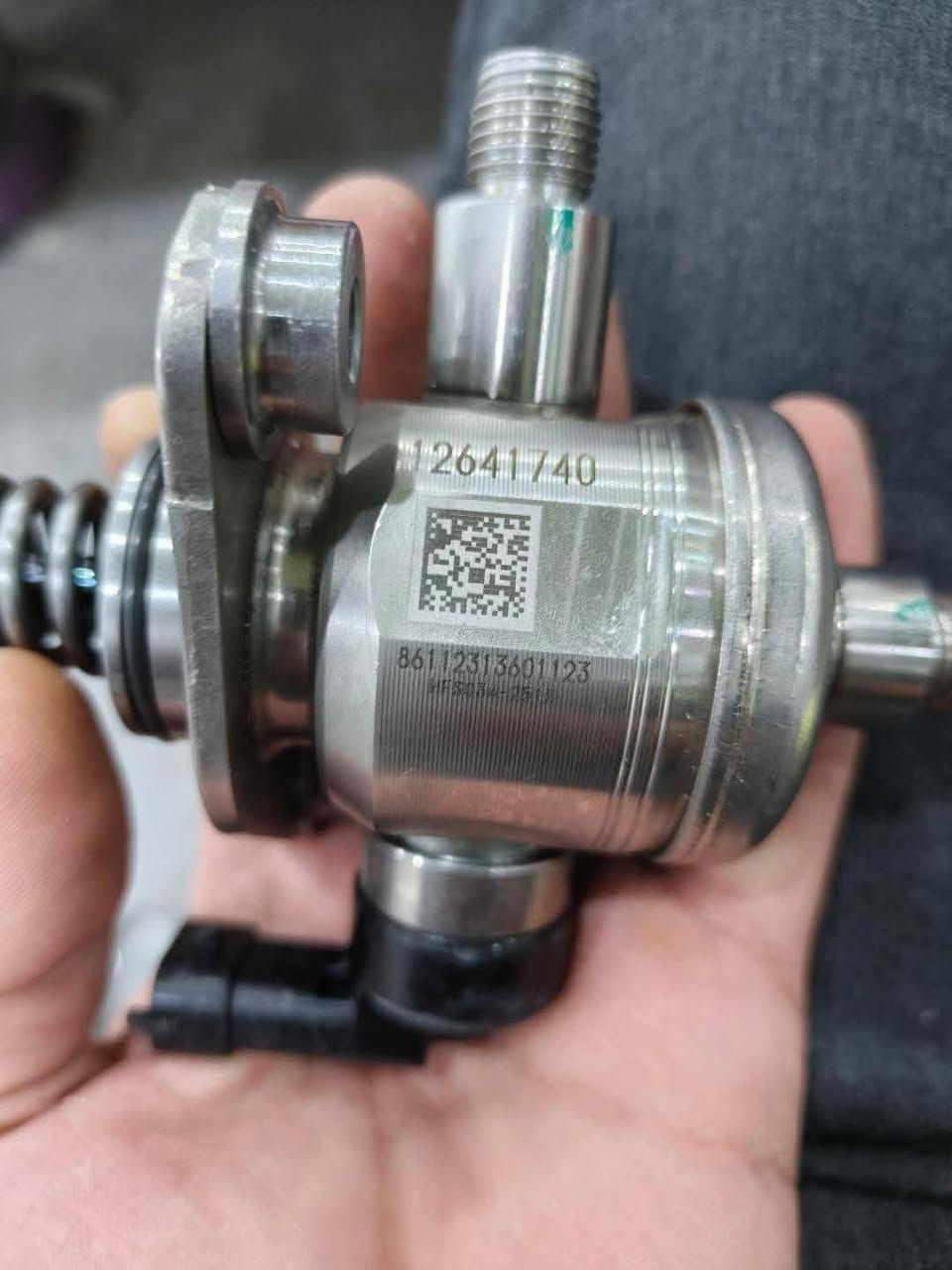 هذه القطعة الظاهرة في الصور هي مضخة الوقود ذات الضغط العالي (High Pressure Fuel Pump - HPFP) وتُعرف محلياً بمضخة "الجذع" أو "الفليت" الخاصة بنظام الحقن المباشر (GDI).
من خلال الأرقام المحفورة عليها بالليزر (12641740 ورقم الموديل HFS034-251A)، إليك التفاصيل الكاملة حول السيارات التي تستخدمها وأسعارها:
​1. السيارات التي تستخدم هذه المضخة
​هذه المضخة مخصصة لسيارات مجموعة GM (جنرال موتورز) المزودة بمحركات 6 سلندر بسعة 3.0 لتر أو 3.6 لتر حقن مباشر (Direct Injection)، وتراكب على مجموعة واسعة من السيارات الإمريكية (الوارد إمريكي أو الخليجي) من موديلات 2010 فما فوق، وأبرزها:
​شيفورلييه (Chevrolet):
​كامارو (Camaro) بمحرك 6 سلندر (خاصة محركات LFX).
​ماليبو (Malibu) و إمبالا (Impala) بمحركات 3.6L.
​ترافيرس (Traverse) و إيكوينوكس (Equinox) و كابتيفا (Captiva Sport).
​جي إم سي (GMC):
​أكاديا (Acadia) بمحرك 3.6L.
​تيرين (Terrain) و كانيون (Canyon).
​كاديلاك (Cadillac):
​CTS, ATS, XTS, SRX بمحركات 3.0L و 3.6L.
​بيوك (Buick):
​لاكراس (LaCrosse) و إنكليف (Enclave).
هذه القطعة الظاهرة في الصور هي مضخة الوقود ذات الضغط العالي (High Pressure Fuel Pump - HPFP) وتُعرف محلياً بمضخة "الجذع" أو "الفليت" الخاصة بنظام الحقن المباشر (GDI).


**إذا كنت صاحب هذا الإعلان وتريد حذفه لأي سبب، رجاءا أرسل رسالة إلى الدعم الفني**