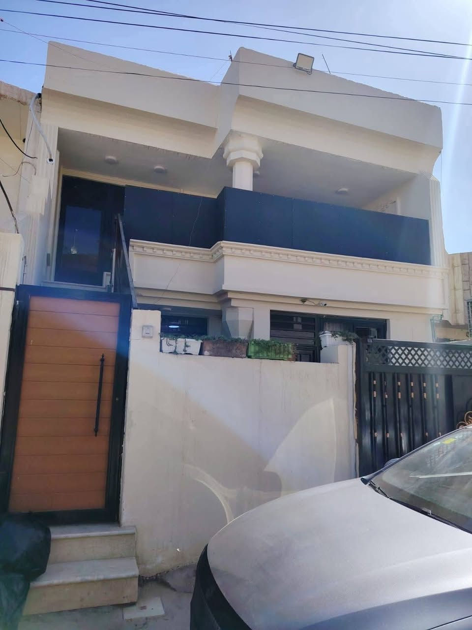 بيت للبيع في منطقة الشباب قرب محل ابو مخلص مساحته السند ١٧٠ متر طابقين الطابق الأرضي يحتوي صحيات خارجي وهول واستقبال  وغرفة نوم ومطبخين حار وبارد اضافه إلى ترك خلف الدار  ١٢ متر ومنور جانبي ٨٠ سم الطابق الثاني يحتوي على مطبخ وهول داخلي وصحيات وغرفة نوم كبيرة جدا هي بالأصل كانت غرفتين وتم فتحها على بعضها جدار معزول من داخل مع باب داخلي يوصل إلى الطابق الأرضي مع درج خارجي مع الباب مع سطح مطبك شتايكر ملاحظة كل طابق معزول من حيث ماء والكهرباء السعر ١٧٥ مليون وبيه مجال بسيط رقم الهاتف *********** ملاحظة الدار يباع من غير الأغراض.
