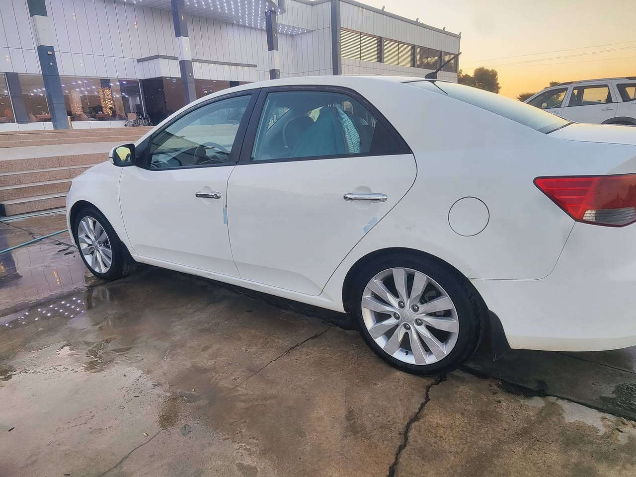 السلام عليكم
سيراتو 2013 
مكينه 2000 المرغوب 
السونار مرفق مع الصور 
السعر 98
 للاتصال ***********
