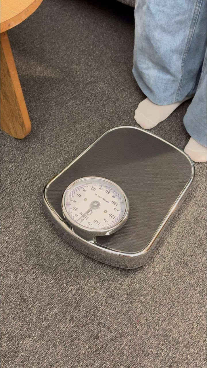 ميزان  ميكانيكي من LIBRONIC

الاستخدامات:

يمكن استخدام الميزان الميكانيكي لقياس وزن الأشخاص في المنازل أو المراكز الصحية.

يُستخدم الميزان الميكانيكي في المحلات لقياس وزن المنتجات

المميزات:

يتميز بدقته في قياس الوزن، مما يجعله موثوقًا في النتائج

يتمتع بتصميم بسيط وسهل الاستخدام، حيث يتم قراءة الوزن بواسطة العقرب

يتم تصنيع الميزان الميكانيكي من مواد عالية الجودة، مما يجعله متينًا وقادرًا على تحمل الاستخدام اليومي لفترة طويلة.

يتيح بعض الموديلات تعديل الصفر أو ضبط العقرب للحصول على قياسات أكثر دقة.

يحتوي على عتلة لتصفير

ضمان لمدة سنة من تاريخ الشراء

ابعاد المنتج

ارتفاع: 12 سم

طول: 33 سم

عرض: 28 سم كربلاء, العراق


**إذا كنت صاحب هذا الإعلان وتريد حذفه لأي سبب، رجاءا أرسل رسالة إلى الدعم الفني**