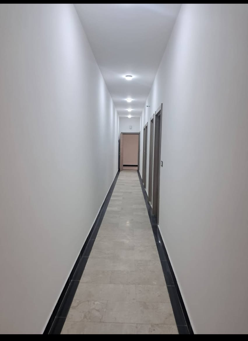 السلام عليكم
شقة للايجار طابق ارضي تحتوي على غرفتين نوم
  أثنان حمامات غرفة لوندري(غسالة) مطبخ كبير مع اثاثة(كاونتر وطباخ والسنك والخ) غرفة ضيوف حجم كبير. شقة مكيفة بالكامل  
علما زجاج الشقة ضد الصوت (فايبر كلاس عازل) الشقة محمية بنظام سكيورتي(انتركوم) 
مساحة الشقة 150م صافي ماعدا المناور والبالكون. موقع البناية منصور الداوودي قرب مدرسة الظفر .فقط عوائل 
الاستفسار ***********
